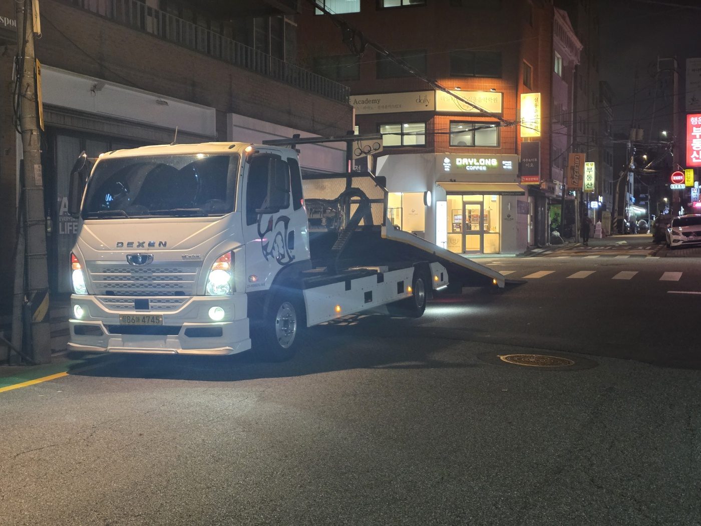 야간에 적재함 경사판을 바닥까지 내린 카캐리어