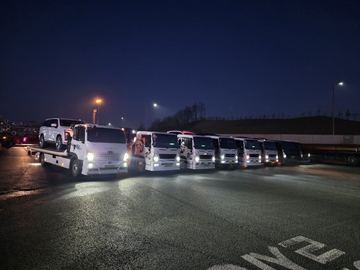 해가 진 뒤 카캐리어들이 전조등을 켜고 늘어선 모습